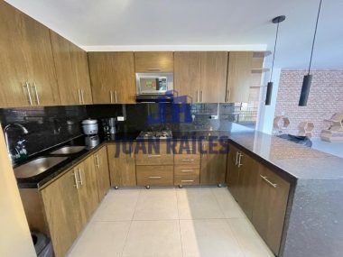 Fachada de casa finca en arriendo en Envigado, Antioquia, de tres niveles